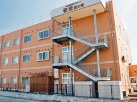 オレンジ色の建物外観