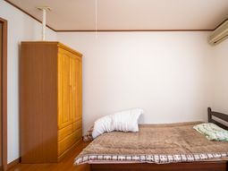 居室のベッドとクローゼット