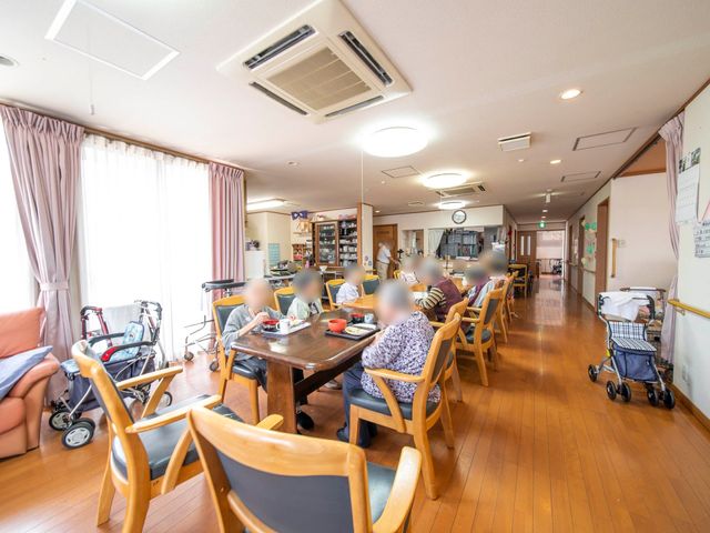居心地の良いダイニングルーム 食卓 ゆったりとした時間が流れる食堂で、利用者の皆さまが食事やふれあいを楽しまれています。木の温もりを感じる家具が、やすらぎを提供します。
