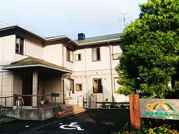 緑あふれる建物外観