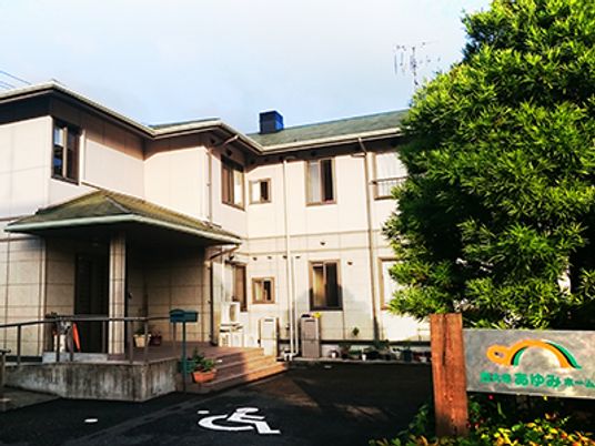 白壁の建物と緑の木