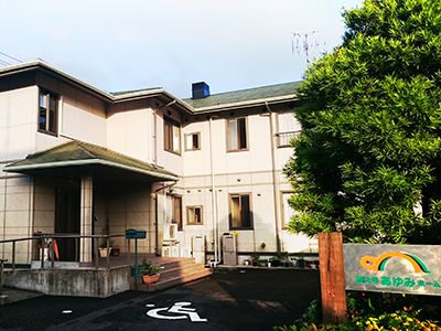 白壁の建物と緑の木