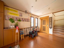 廊下に佇む電動車イメージ