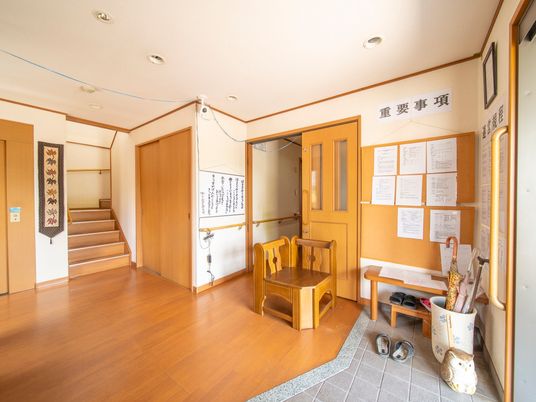 玄関ホールと階段