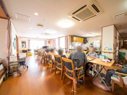 暖かい雰囲気の食堂