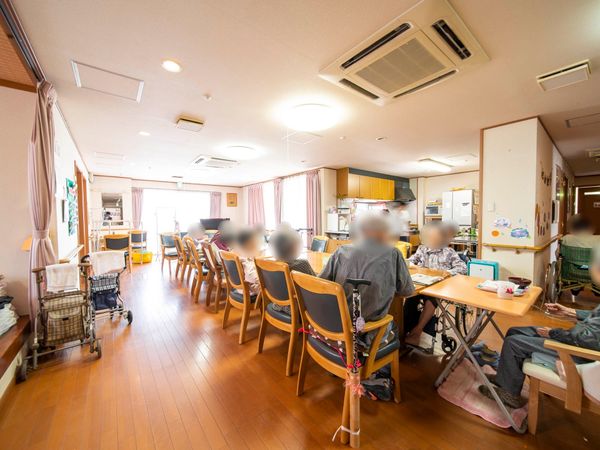 暖かい雰囲気の食堂