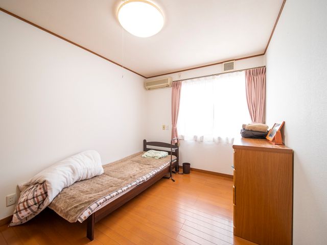 明るい個室の居室 居室 床の木目調が温もりを感じさせる個室です。気持ちの良い日差しが窓から差し込んでいます。