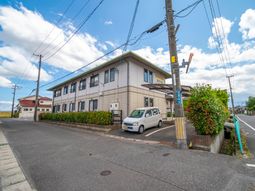 広々とした建物の外観