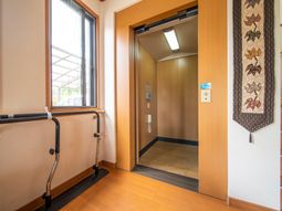 エレベーターのエントランス