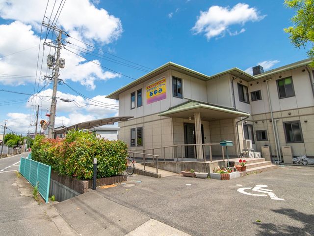 快適な外観の建物 外観 明るく清潔感のある入口が迎える、活気あふれる職場環境です。安全で快適なアクセスを考慮した設計が、あなたを待っています。