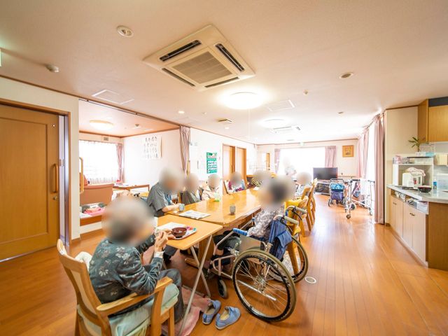 共有スペースの様子 団欒 明るく開放的な食堂では、利用者が椅子に座って談笑を楽しんでいます。利用者の交流の場として機能しており、安心してお過ごしいただける環境が整っています。