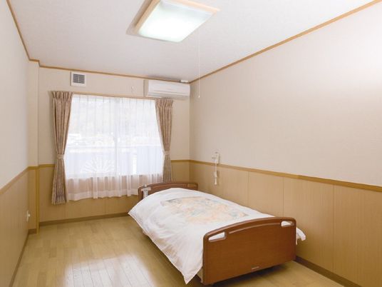 明るい居室のベッド  