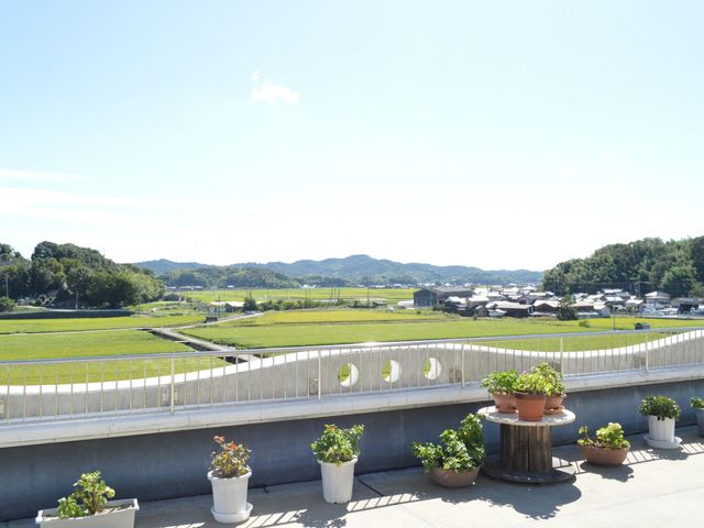 広々としたテラスの風景 テラス 広々としたテラスからは、目の前に広がる自然の景色をご覧いただけます。日当たりも良く、穏やかな時間をお過ごしいただけます。