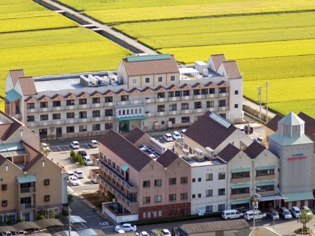 広々とした外観の施設 外観 広々とした自然に囲まれた施設で、安心して日々をお過ごしいただけます。