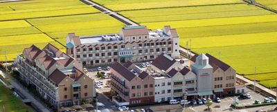 広々とした外観の施設