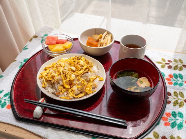 和食が並ぶ食卓 食堂 温かみのある和食を前に、穏やかな時間をお過ごしいただける空間です。
