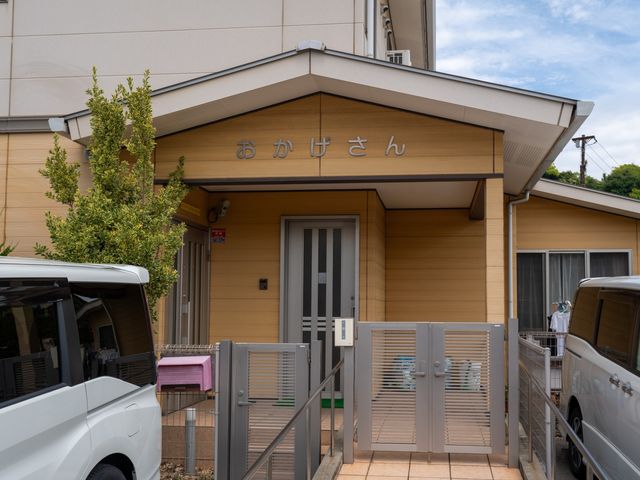 温もりあるエントランス エントランス ベージュ色で落ち着いた雰囲気のエントランスです。手すり付き階段で、安全にお越しいただけます。