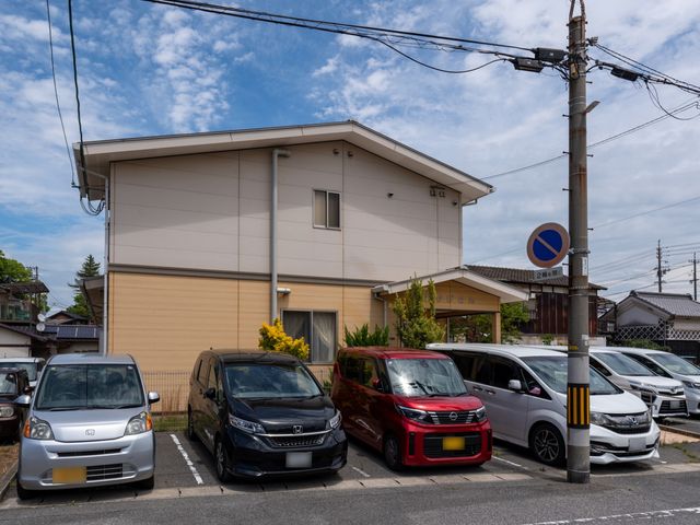 明るい施設の外観 外観 ゆとりある駐車スペースを備えた建物は、ご来訪の際の利便性を考えた設計になっています。