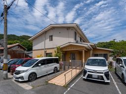 明るい色の建物エントランス
