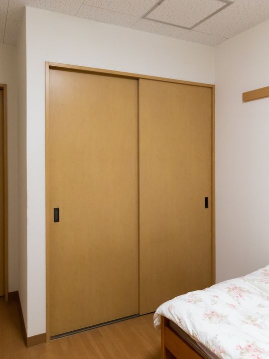 居室の木製クローゼット