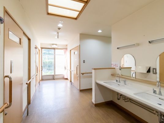 明るい廊下と洗面台