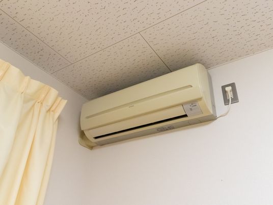 壁に取り付けられたエアコン