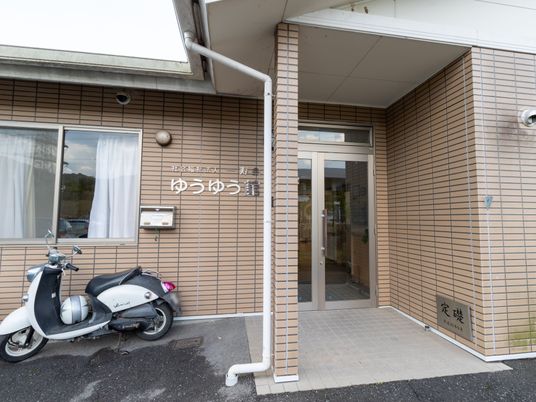 入口付近の壁とスクーター