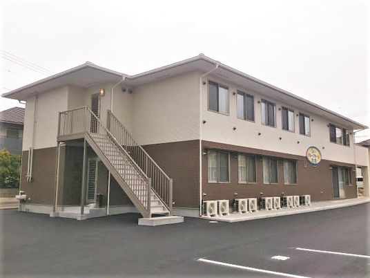 シンプルな外観の建物