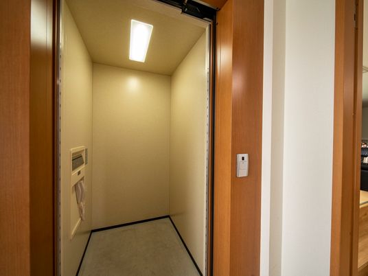 明るいエレベーター内部