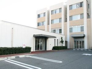 施設の外観と車寄せ  