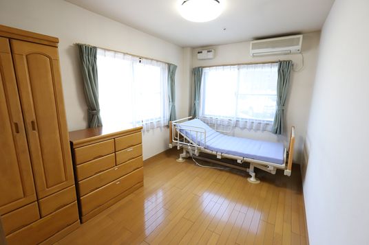 明るく広々とした居室