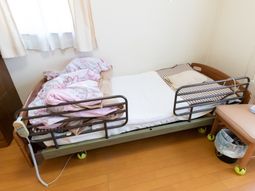 落ち着いた居室のベッド
