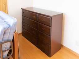茶色のタンスがある部屋