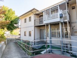 明るい外観の建物エントランス