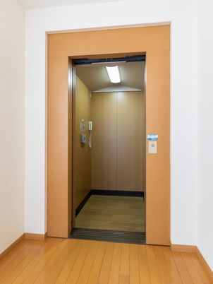 広々としたエレベーター入口