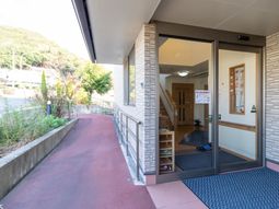 明るいエントランス風景
