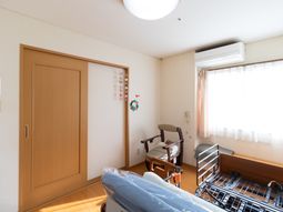 明るい居室の様子