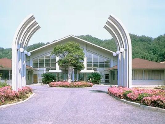 施設の正面外観  
