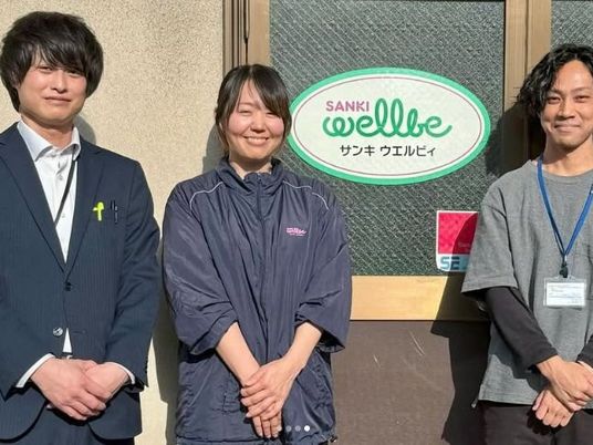 スタッフが並ぶ入口前  