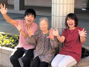 仲良く笑う人物たち
