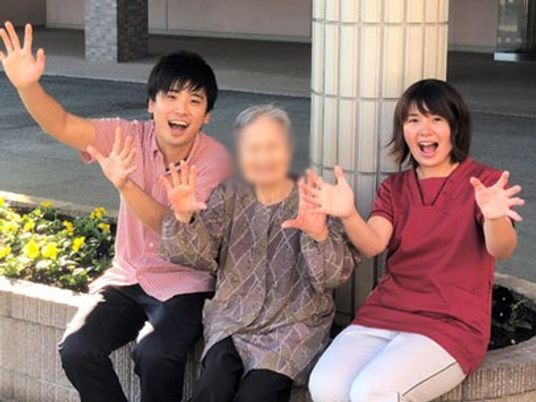 仲良く笑う人物たち