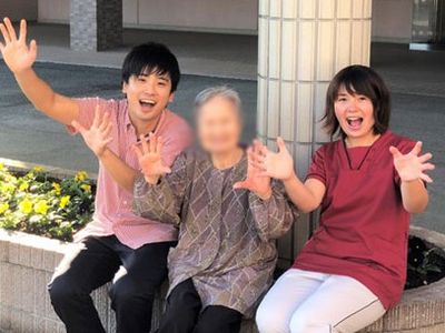 仲良く笑う人物たち