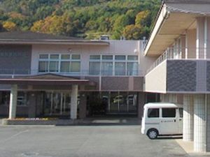 山に囲まれた建物外観
