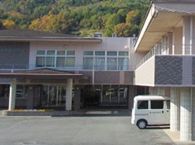 山に囲まれた建物外観