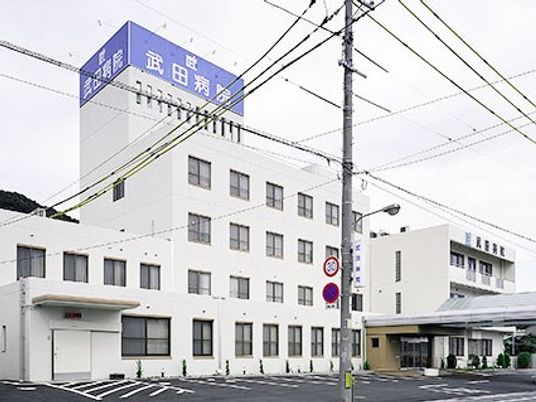 白い建物の外観  