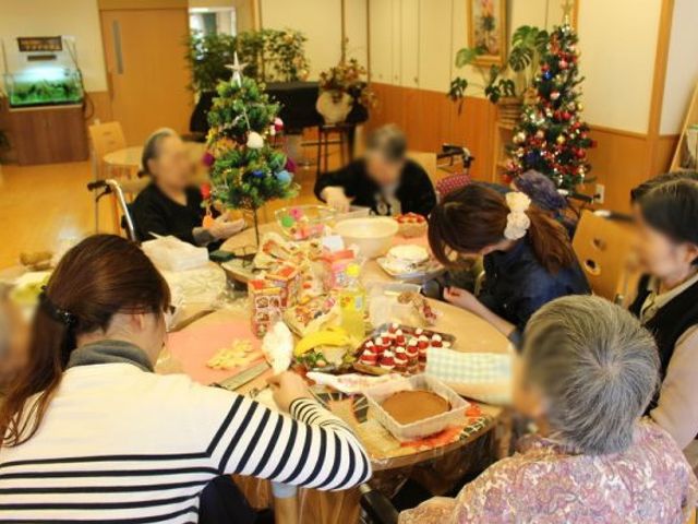 活動中の多目的室 多目的室 広いスペースで、入居者が楽しく一緒に活動しています。明るい環境での交流が魅力です。