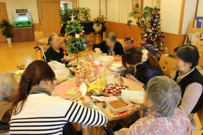 円卓で活動する様子の居室
