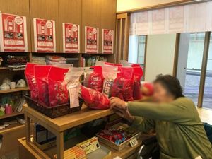商品棚と人