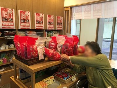 商品棚と人