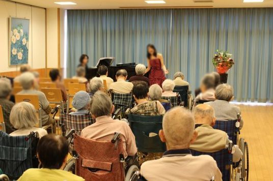 音楽鑑賞の場面